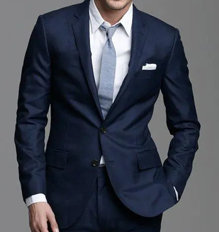 西裝只扣一?？圩?/></p><p>&nbsp; &nbsp; &nbsp; 單排一扣一，一般休閑西裝比較多，個別會用于禮服西裝，比較適合身材比較好的朋友，矮小體型的還可以拉長身型。</p><p>&nbsp; &nbsp; &nbsp; 單排二扣一，相對適用的場合比較多，也是非常經(jīng)典的扣型，第一次定制西服的紅薯寶寶比較推薦。</p><p>&nbsp; &nbsp; &nbsp; 單排三扣一，最上方一例扣，一般為裝飾扣，意式西服采用較多。</p><p>&nbsp; &nbsp; &nbsp; 為什么西裝的最后一顆扣子為什么不要扣為什么西裝最后一顆扣子不扣，關(guān)于這個禮儀故事的傳說有很多種，有人說這起源于20世紀初的英國國王愛德華七世。他的體型偏胖，穿著正裝時最后的扣子實在系不上，尤其是盡情用餐后的開懷大笑總會崩掉扣子，于是他決定不系，既舒服又美觀。當時很多老百姓看到國王這樣很是與眾不同，也就學著那樣不系最后一顆扣子，這個禮儀習慣也延續(xù)至今。還有人說是因為西裝禮儀成型于16世紀，那時的男人還是利用馬駒當作交通工具。穿”下裝系上所有扣子會很拘謹，不方便起碼也容易將下擺崩開，干脆就不系最下面那顆了。久而久之人們發(fā)現(xiàn)這樣也很美觀，于是將它作為習慣與傳統(tǒng)延續(xù)至今。</p><p><br/></p></div>

<!--點贊開始-->
<div   class=